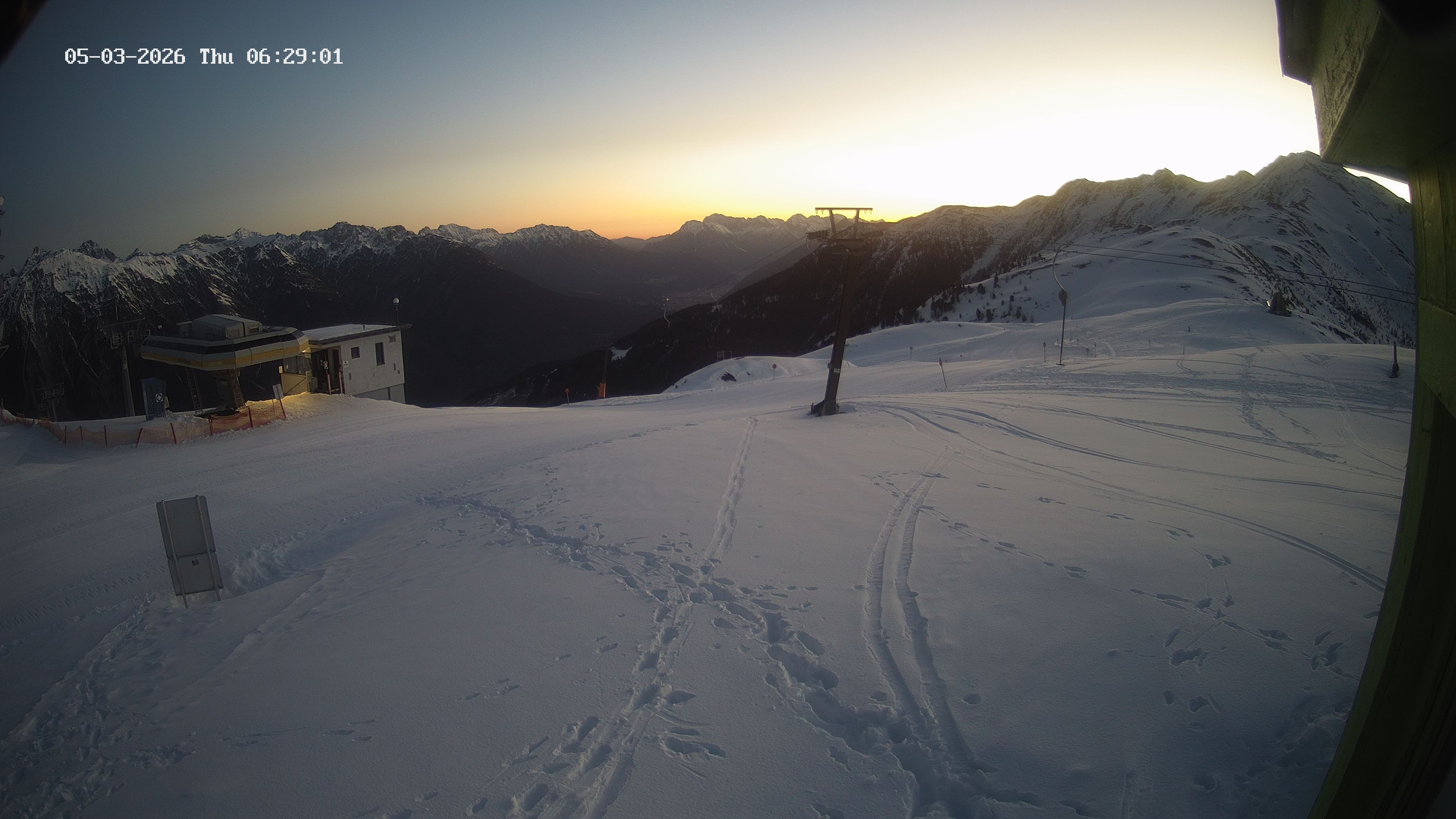 Archived image Webcam Upper Station of the Venetbahn in Landeck