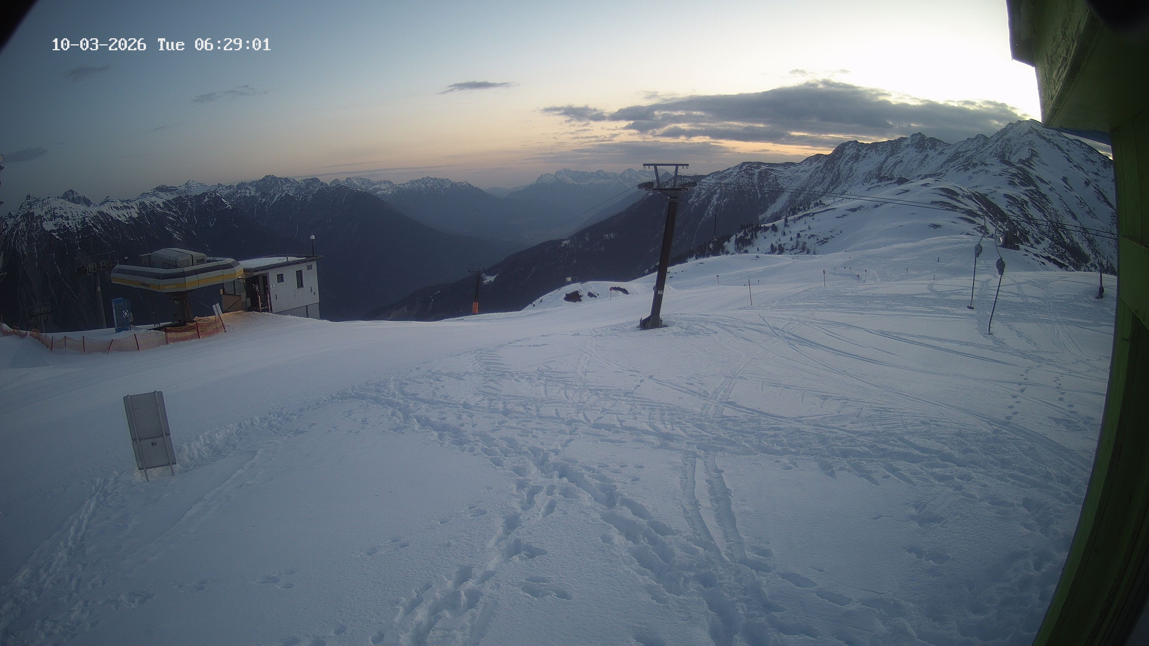 Archived image Webcam Upper Station of the Venetbahn in Landeck