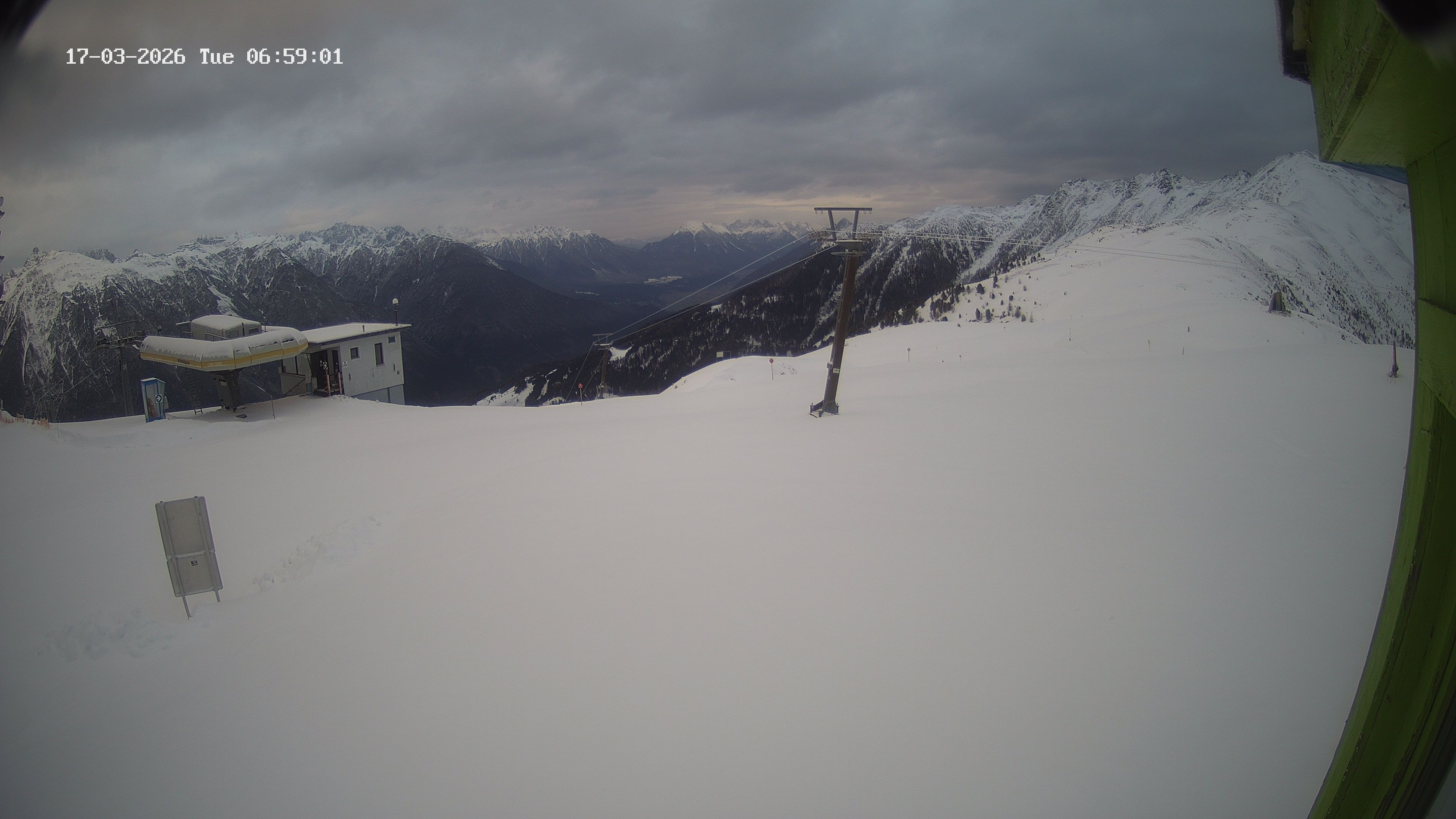 Archived image Webcam Upper Station of the Venetbahn in Landeck