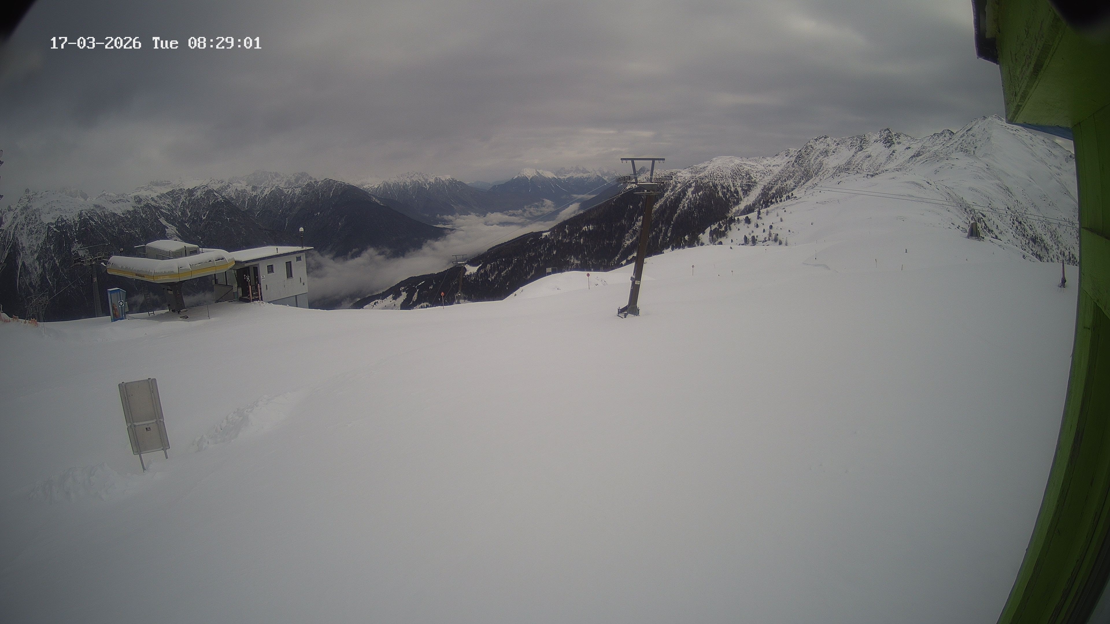 Archived image Webcam Upper Station of the Venetbahn in Landeck