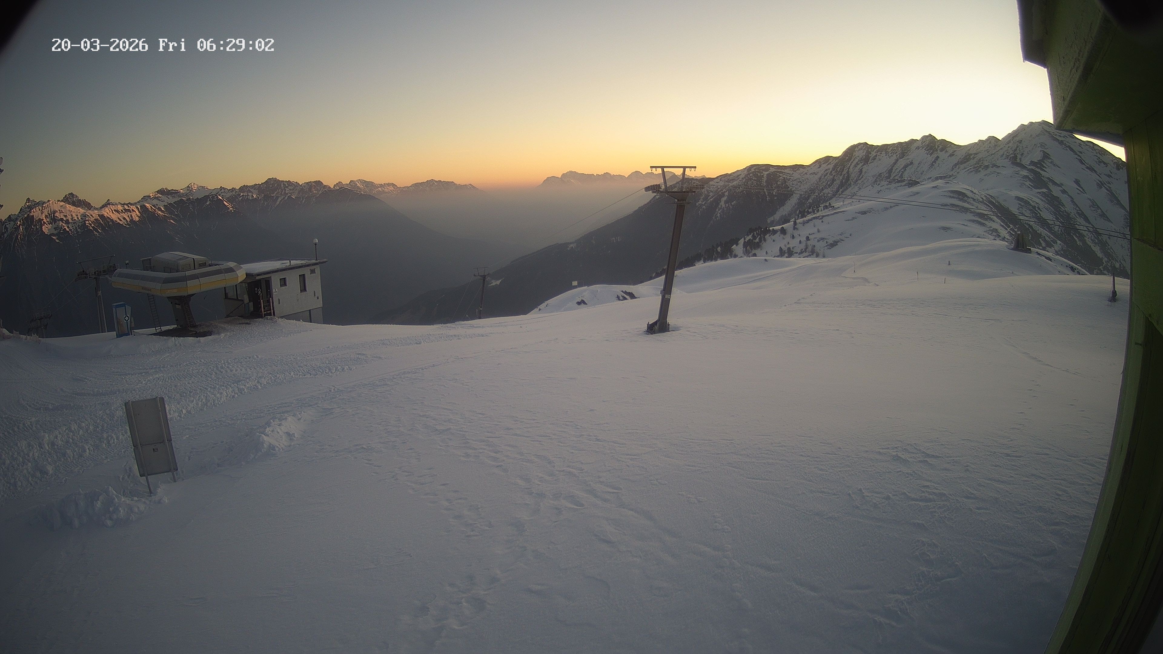 Archived image Webcam Upper Station of the Venetbahn in Landeck