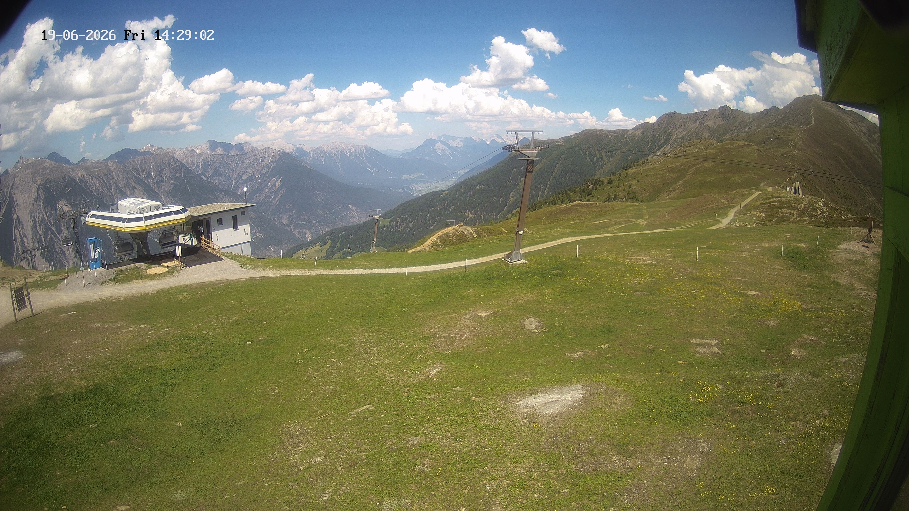 Archived image Webcam Upper Station of the Venetbahn in Landeck