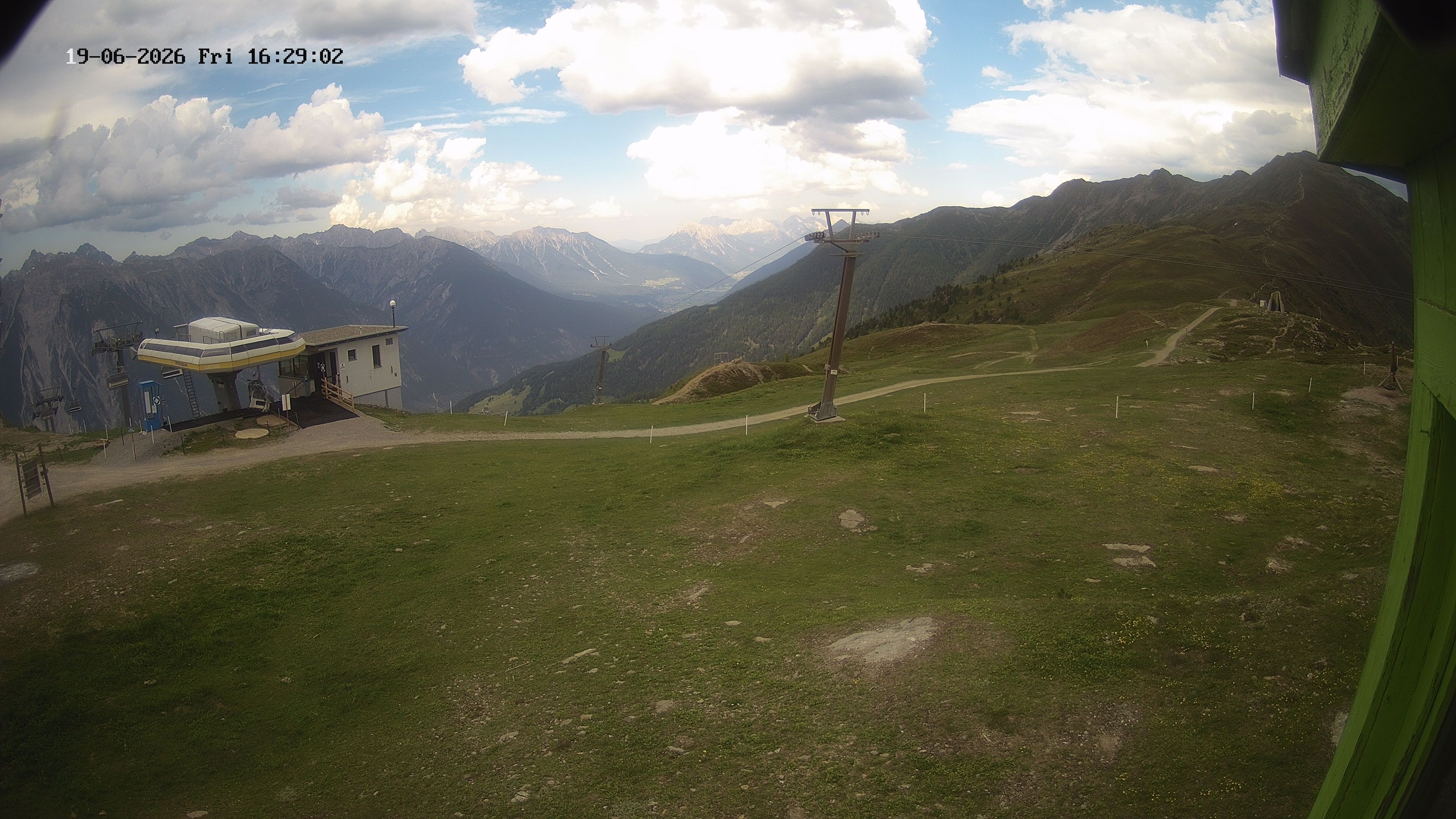 Archived image Webcam Upper Station of the Venetbahn in Landeck