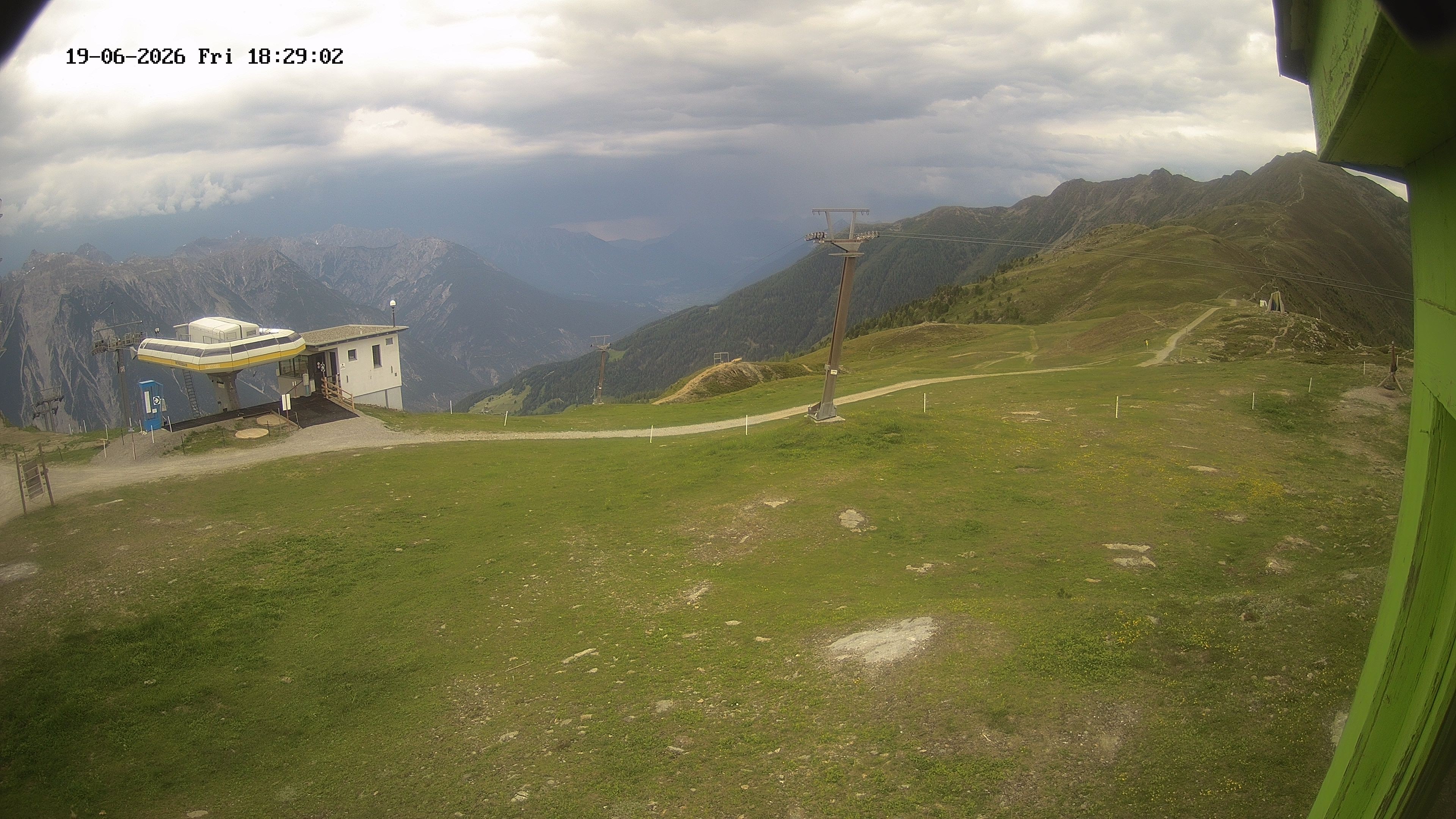 Archived image Webcam Upper Station of the Venetbahn in Landeck