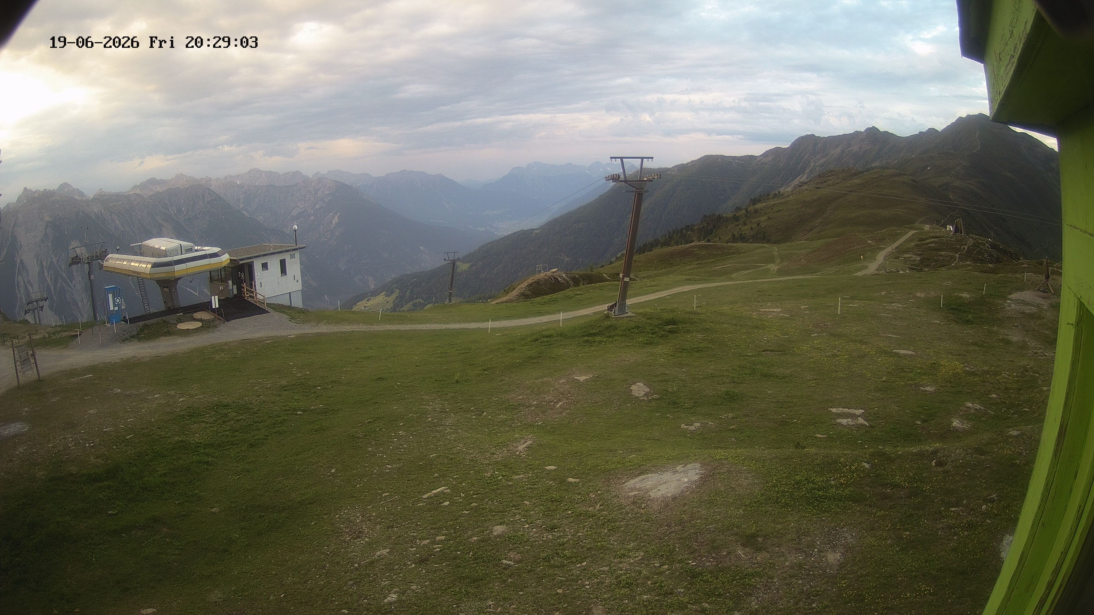 Archived image Webcam Upper Station of the Venetbahn in Landeck