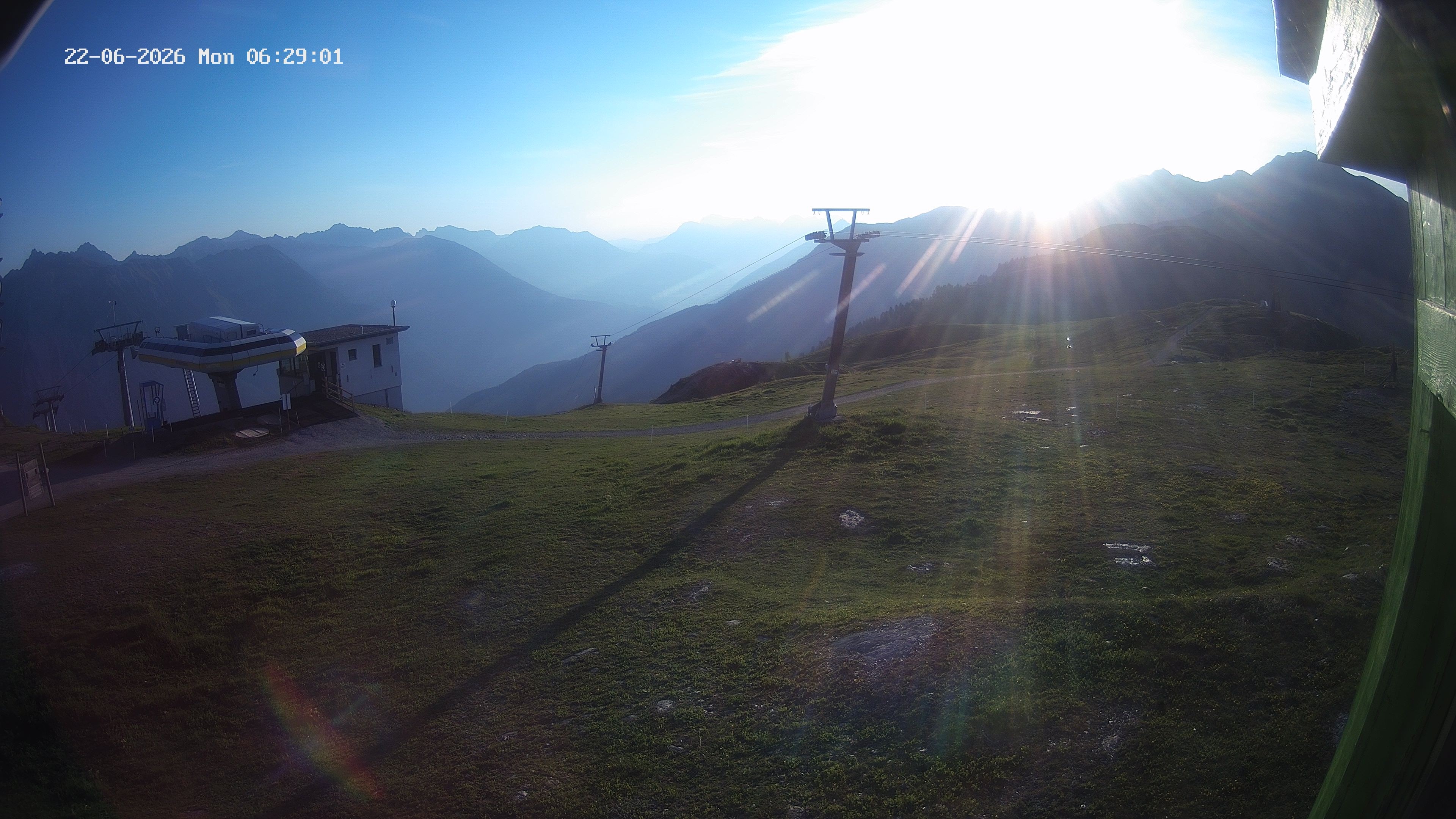 Archived image Webcam Upper Station of the Venetbahn in Landeck