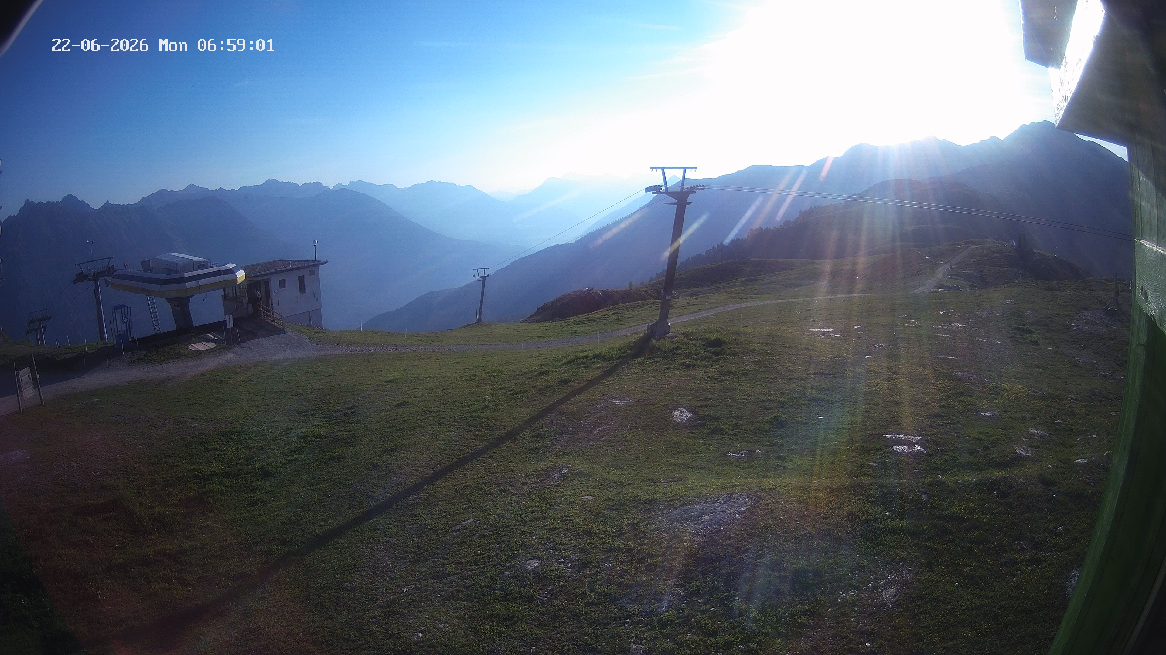 Archived image Webcam Upper Station of the Venetbahn in Landeck