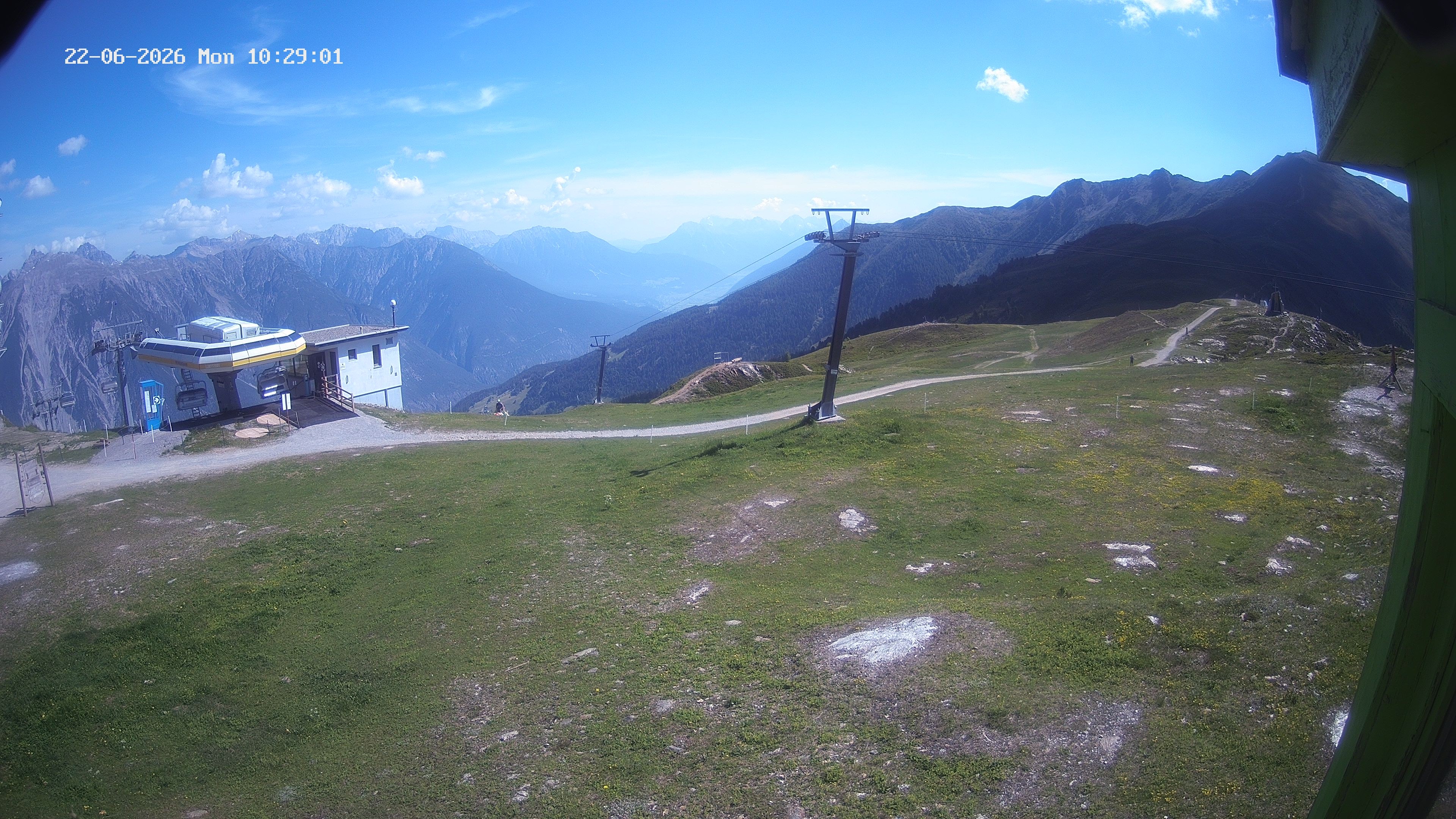 Archived image Webcam Upper Station of the Venetbahn in Landeck