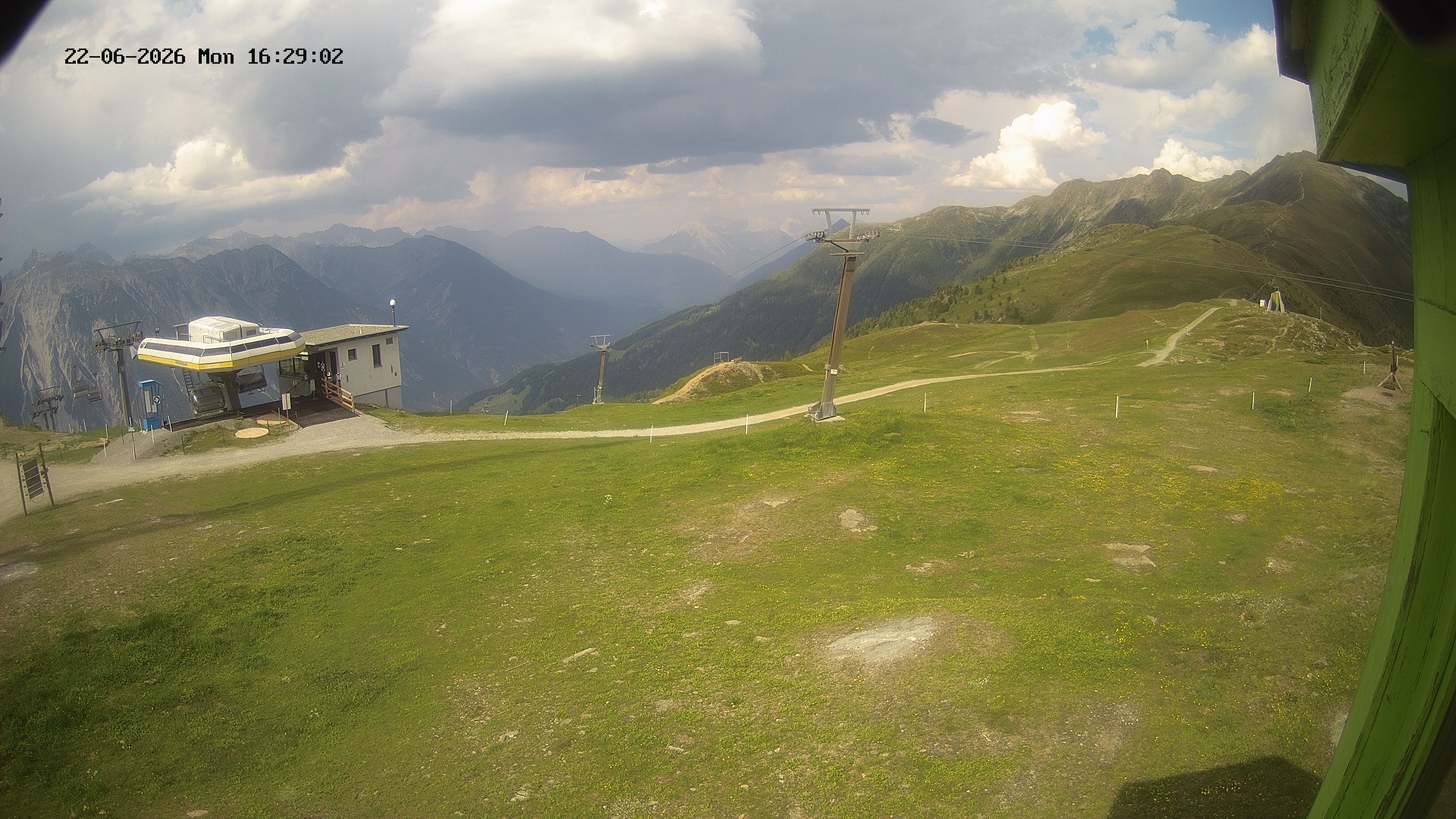 Archived image Webcam Upper Station of the Venetbahn in Landeck