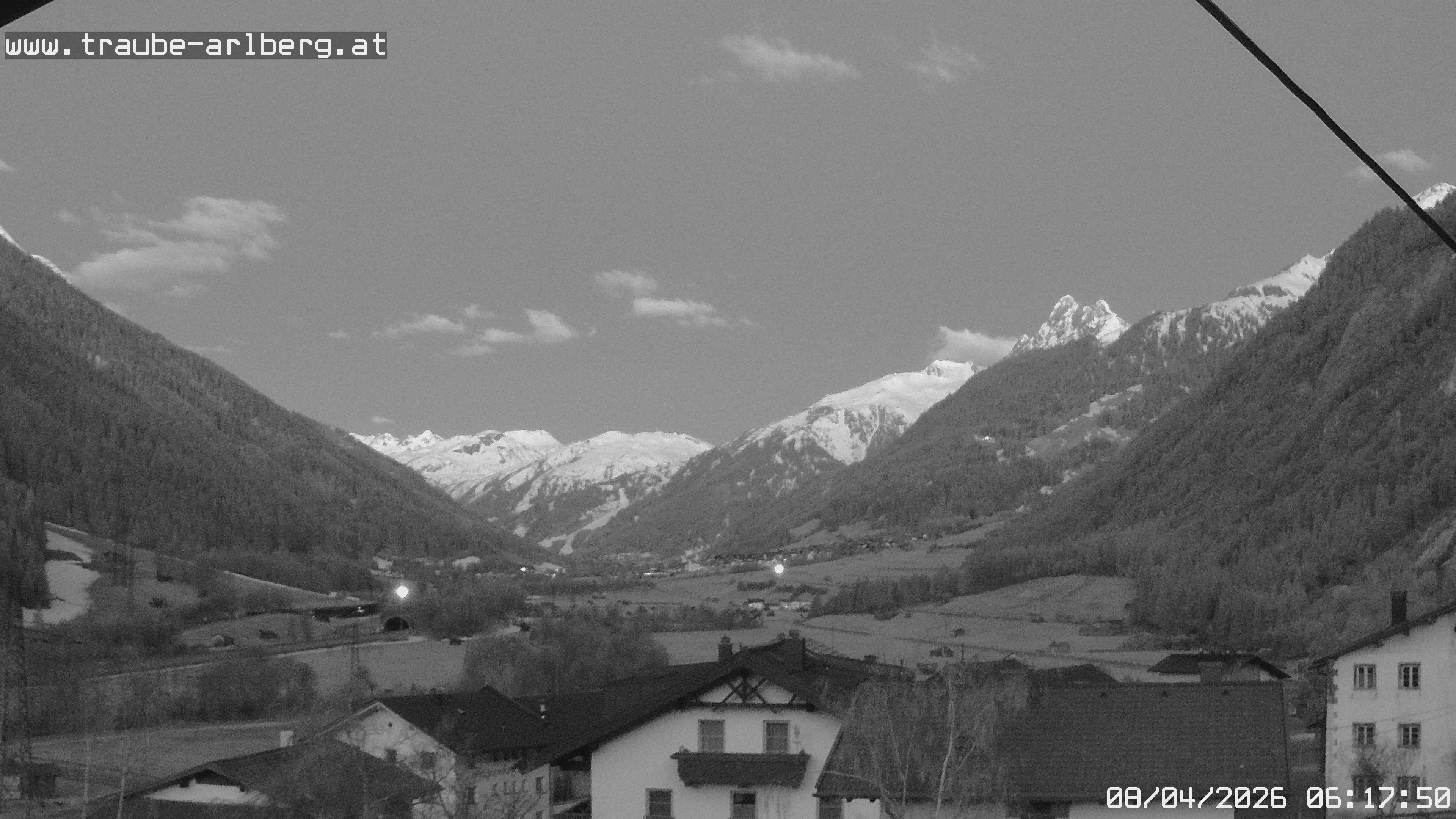 Archived image Webcam guesthouse "Traube", Pettneu