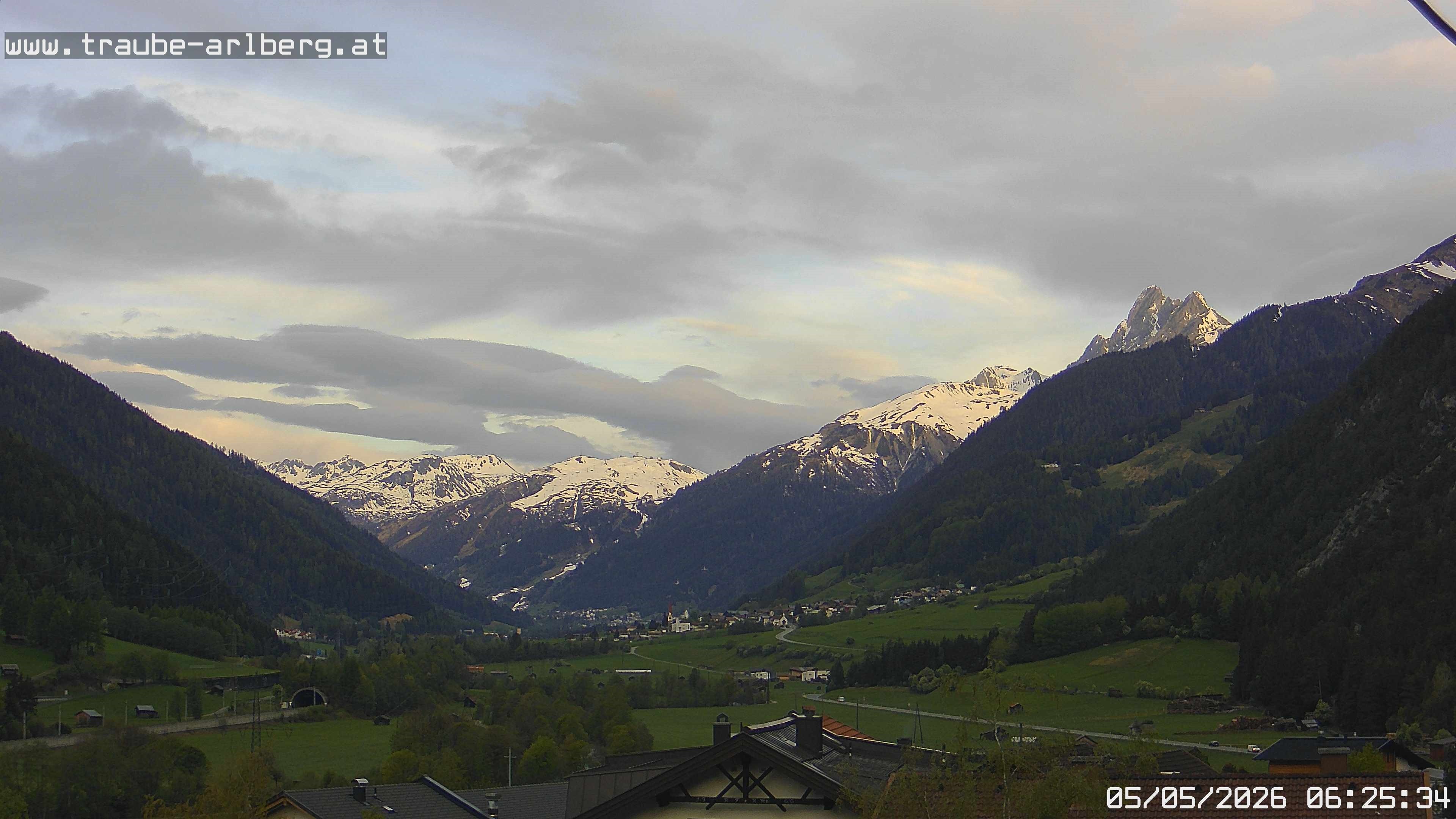 Archived image Webcam guesthouse "Traube", Pettneu