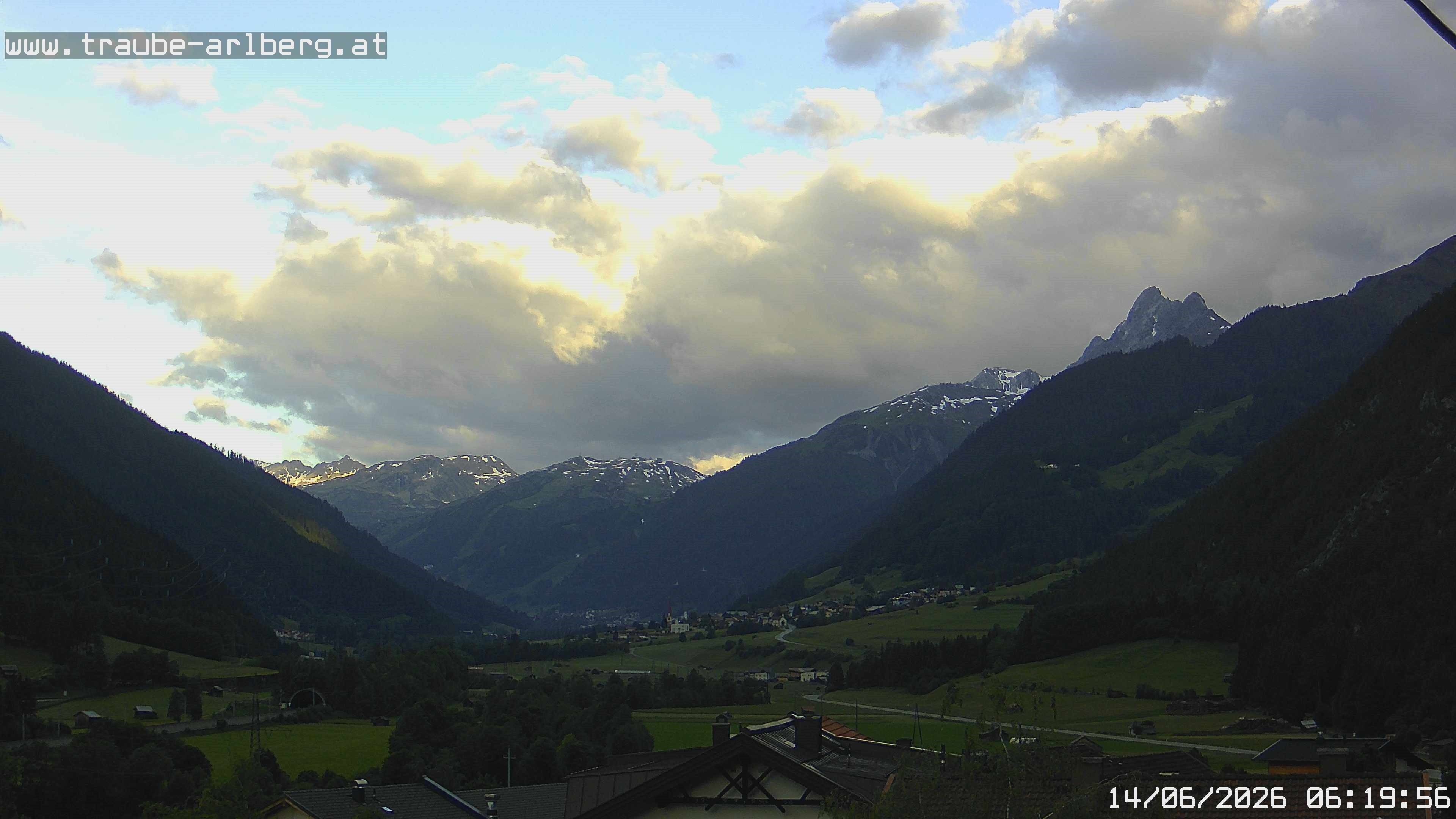 Archiv Foto Webcam Pettneu, Gasthof Traube