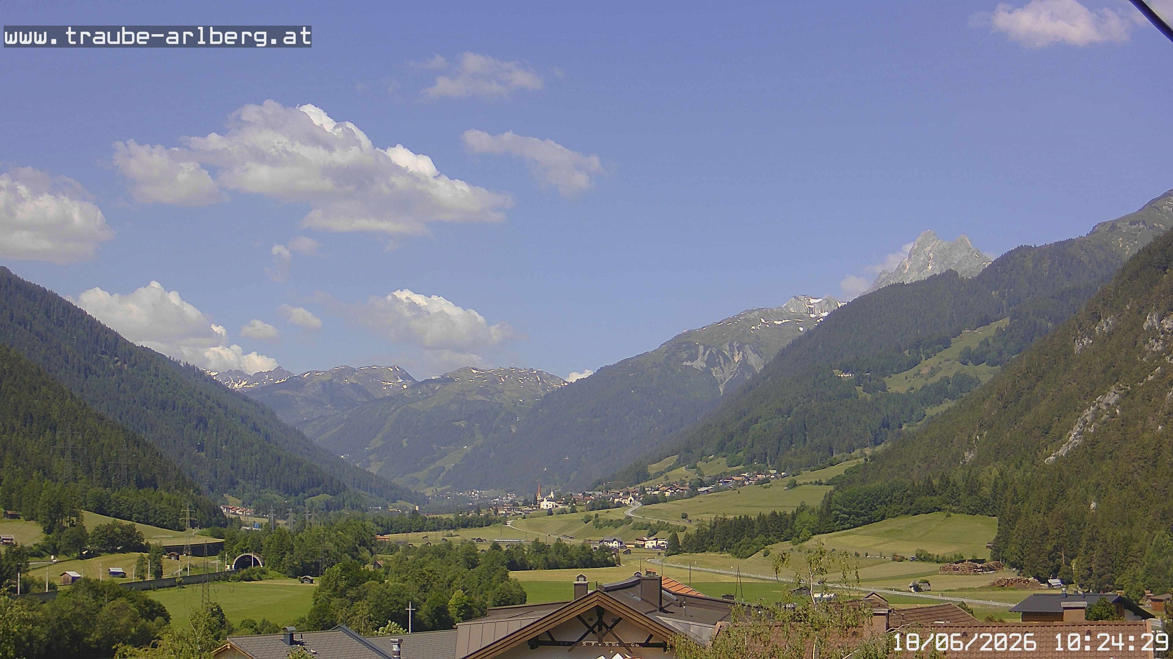 Archived image Webcam guesthouse "Traube", Pettneu
