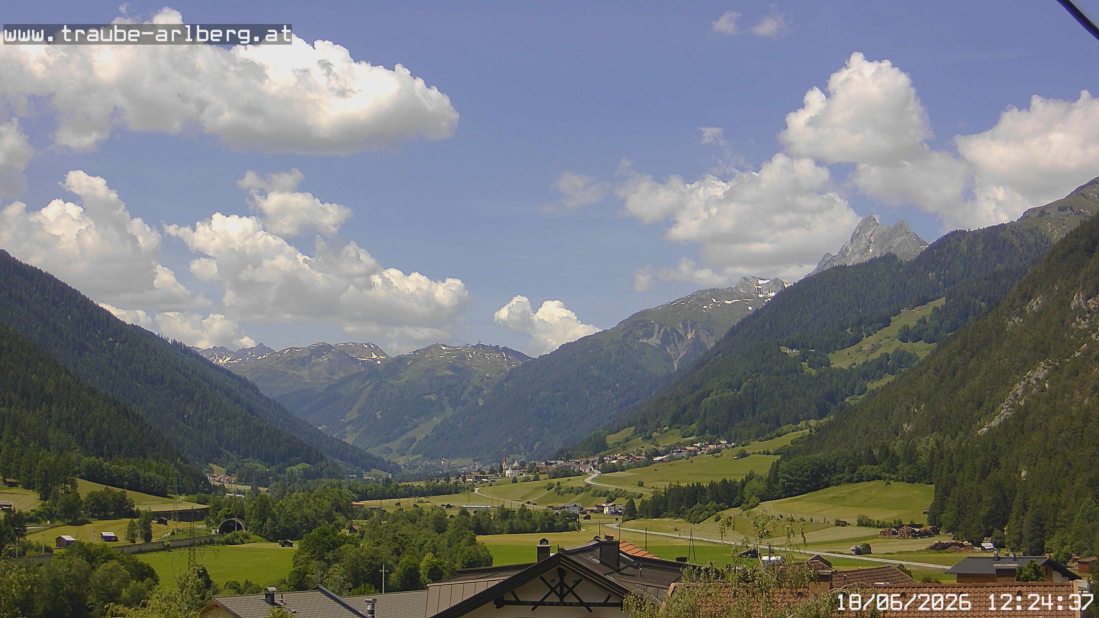 Archived image Webcam guesthouse "Traube", Pettneu