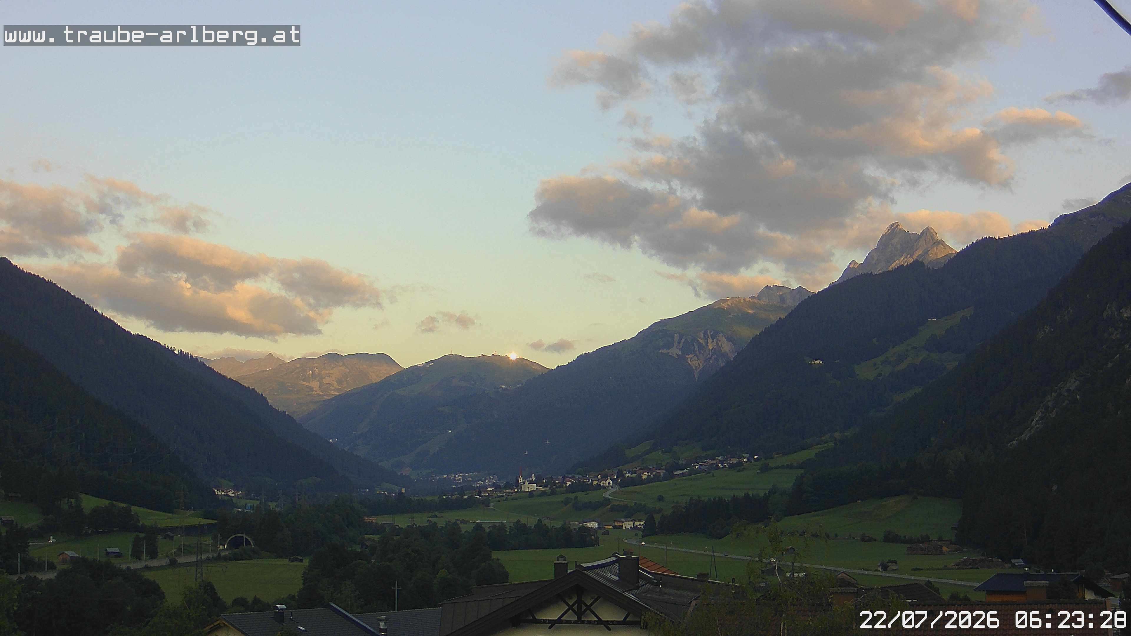 Archived image Webcam guesthouse "Traube", Pettneu
