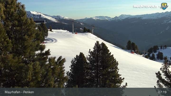 Archived image Webcam Mayrhofen - Penkenbahn