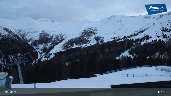 Archived image Webcam Bergkastelseilbahn mountain station