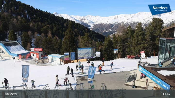 Archived image Webcam Bergkastelseilbahn mountain station