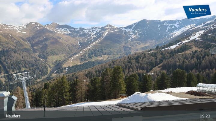 Archived image Webcam Bergkastelseilbahn mountain station