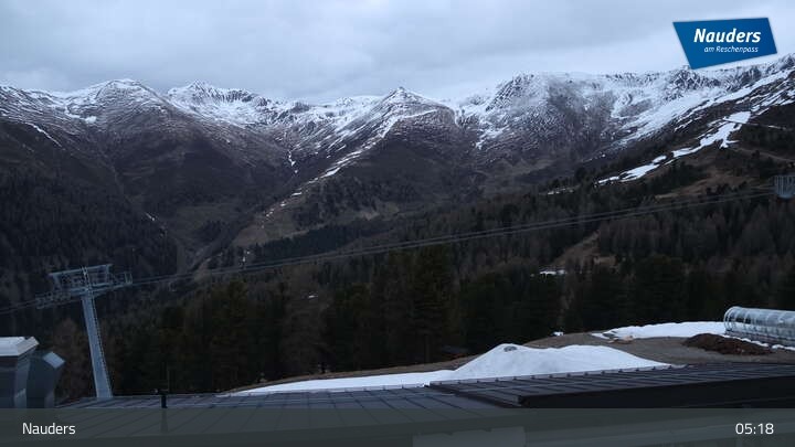 Archived image Webcam Bergkastelseilbahn mountain station