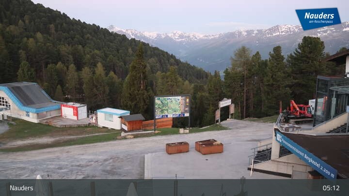 Archived image Webcam Bergkastelseilbahn mountain station