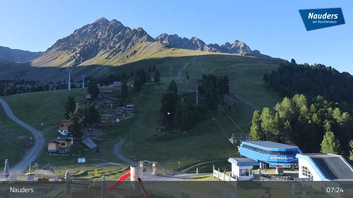 Archived image Webcam Bergkastelseilbahn mountain station