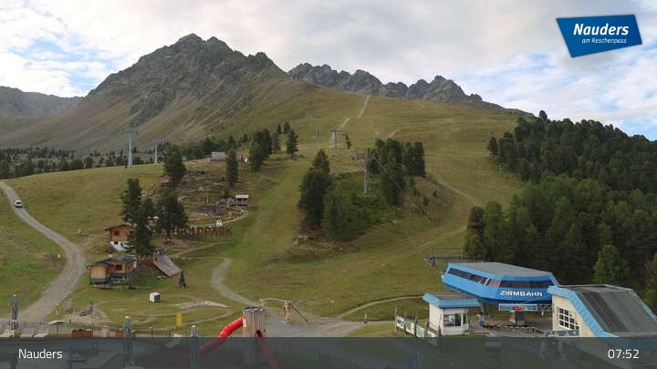 Archived image Webcam Bergkastelseilbahn mountain station