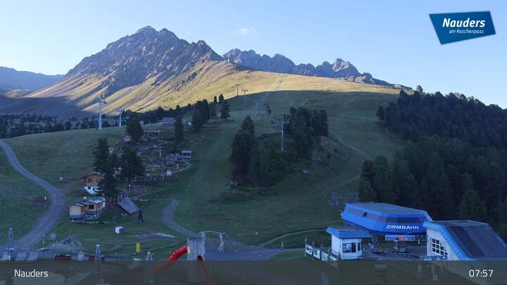 Archived image Webcam Bergkastelseilbahn mountain station