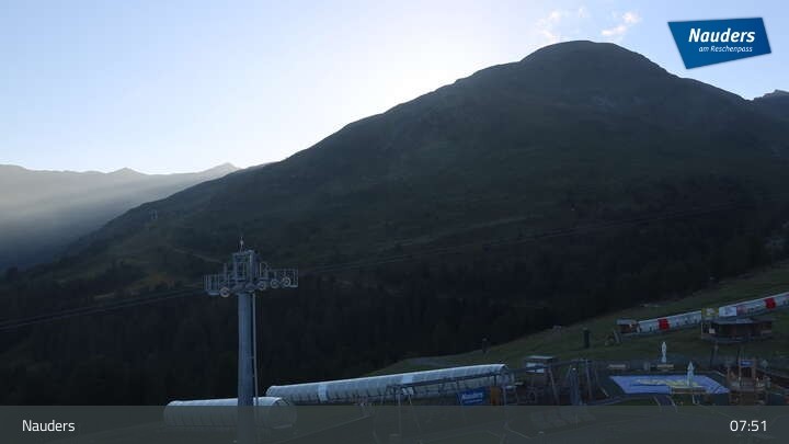 Archived image Webcam Bergkastelseilbahn mountain station