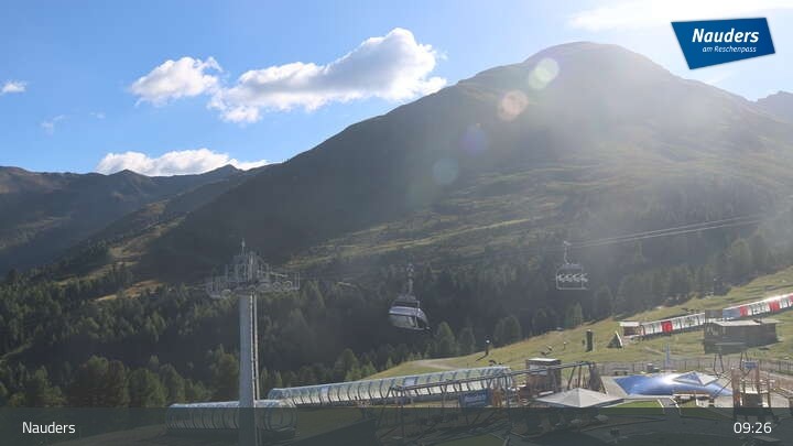 Archived image Webcam Bergkastelseilbahn mountain station