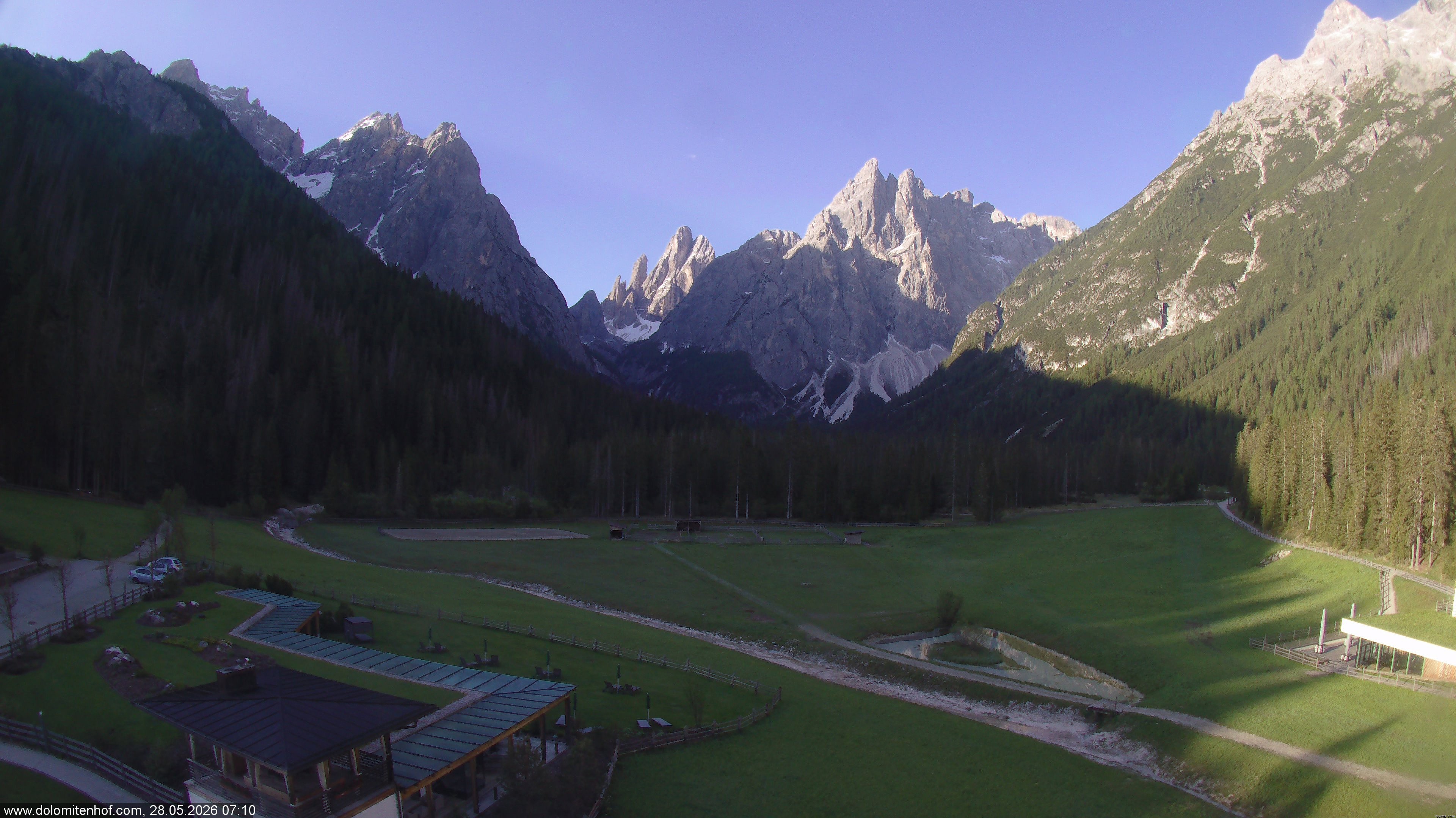 Archived image Webcam Dolomitenhof - Sexten Dolomites