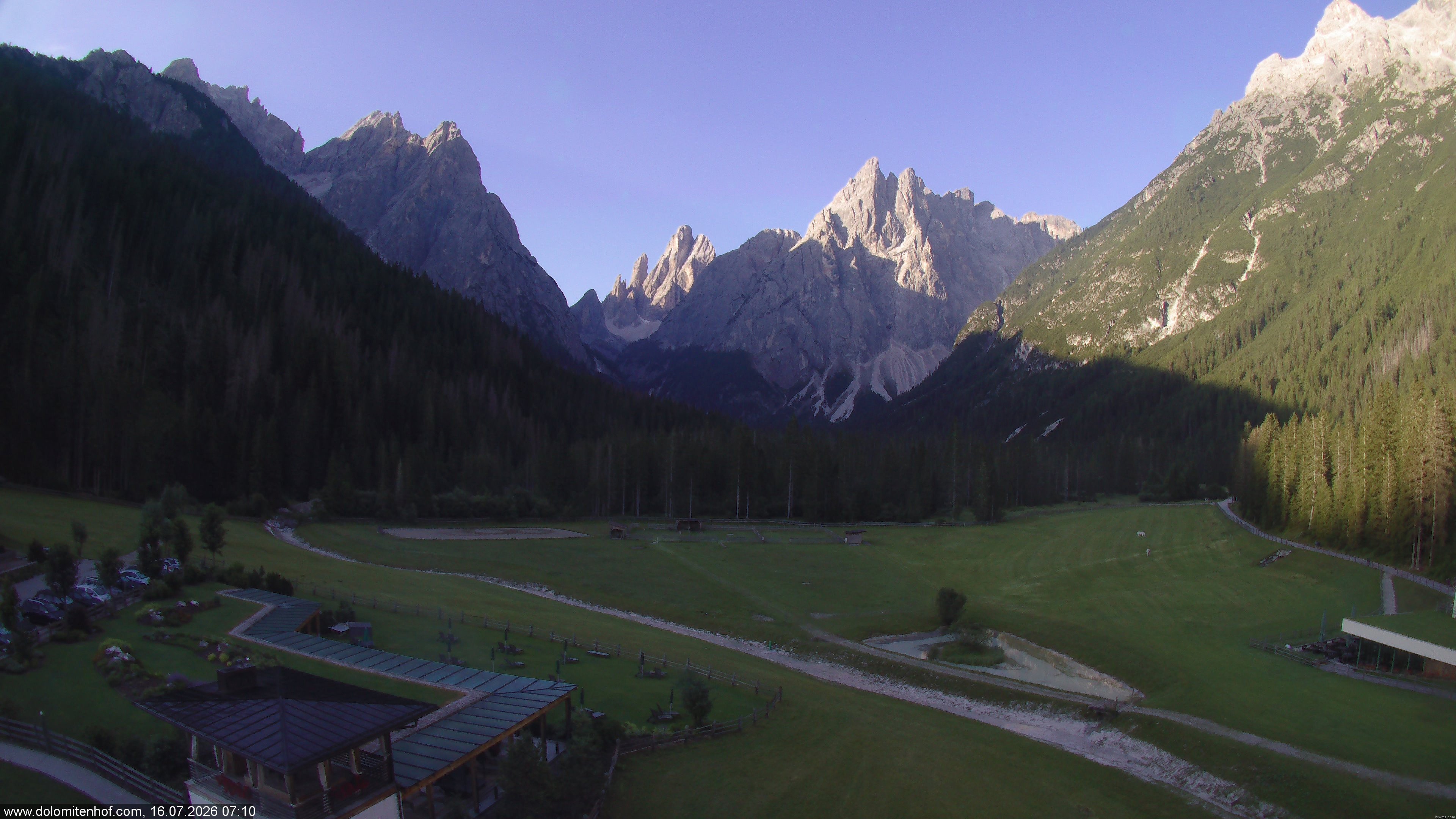 Archived image Webcam Dolomitenhof - Sexten Dolomites