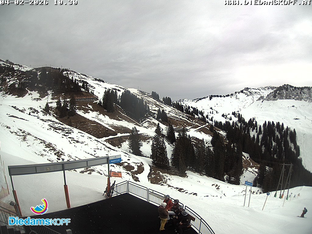 Archived image Webcam Mountain Diedamskopf - View Wedelstube