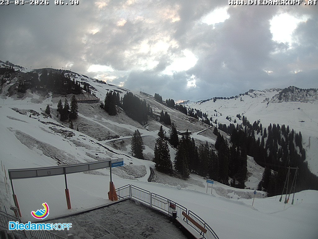 Archived image Webcam Mountain Diedamskopf - View Wedelstube
