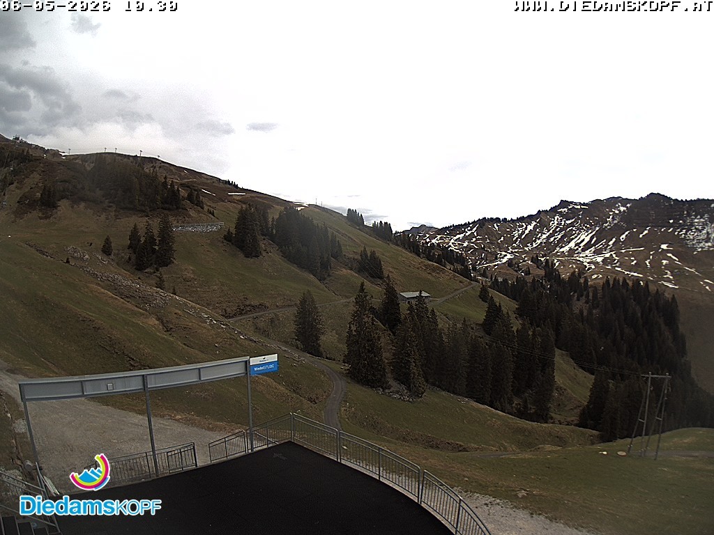 Archived image Webcam Mountain Diedamskopf - View Wedelstube