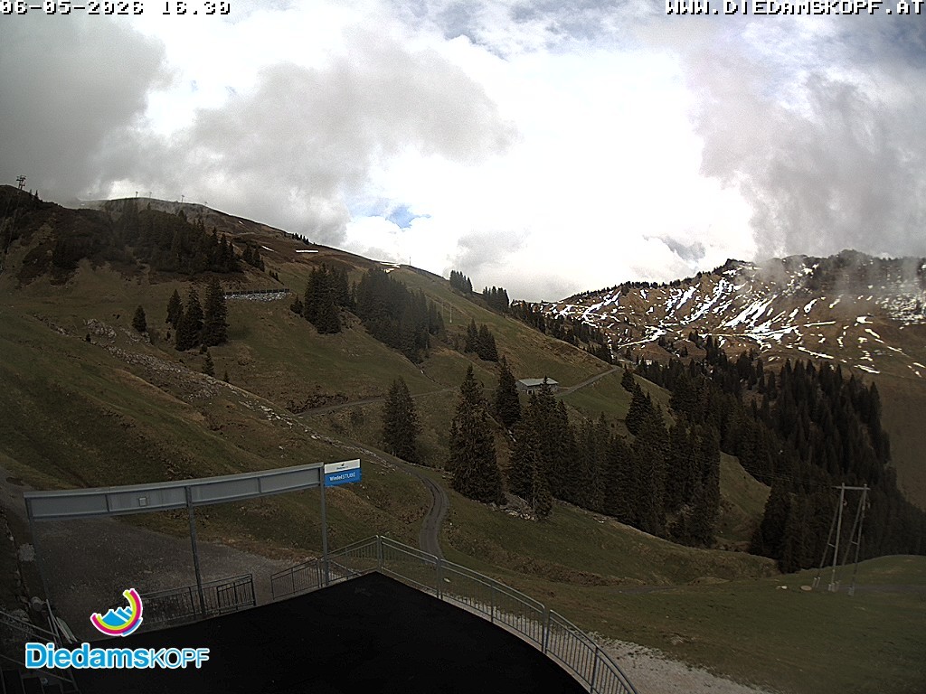 Archived image Webcam Mountain Diedamskopf - View Wedelstube