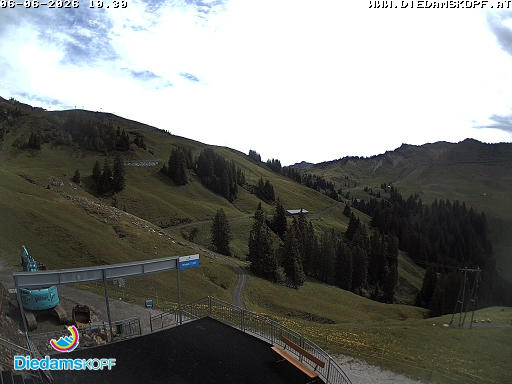 Archived image Webcam Mountain Diedamskopf - View Wedelstube