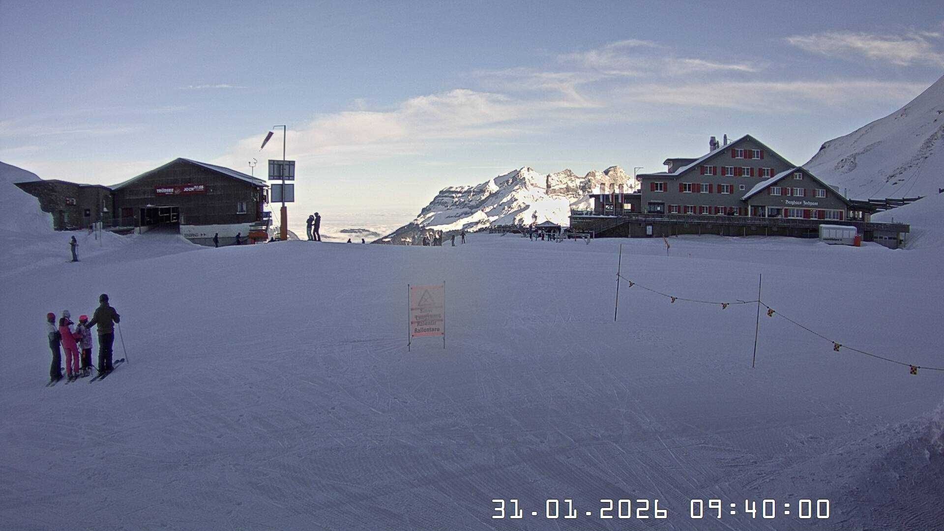 Archiv Foto Webcam Engelberg Titlis: Berghaus Jochpass