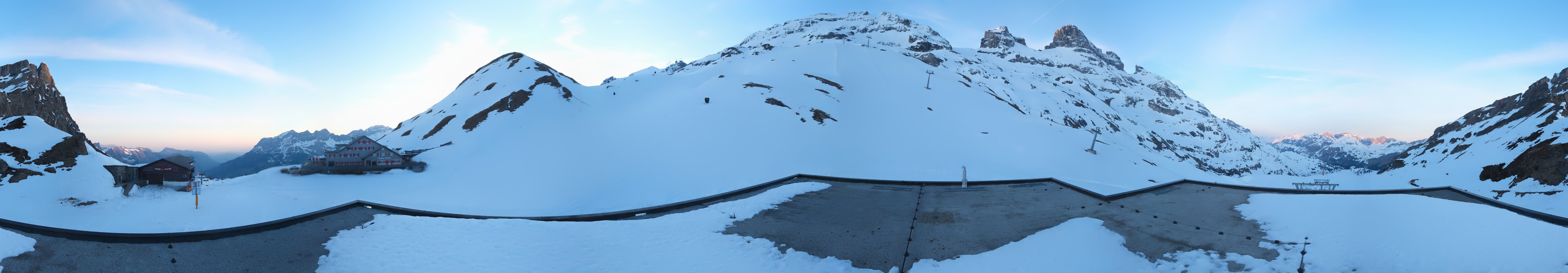 Archiv Foto Webcam Engelberg Titlis: Berghaus Jochpass