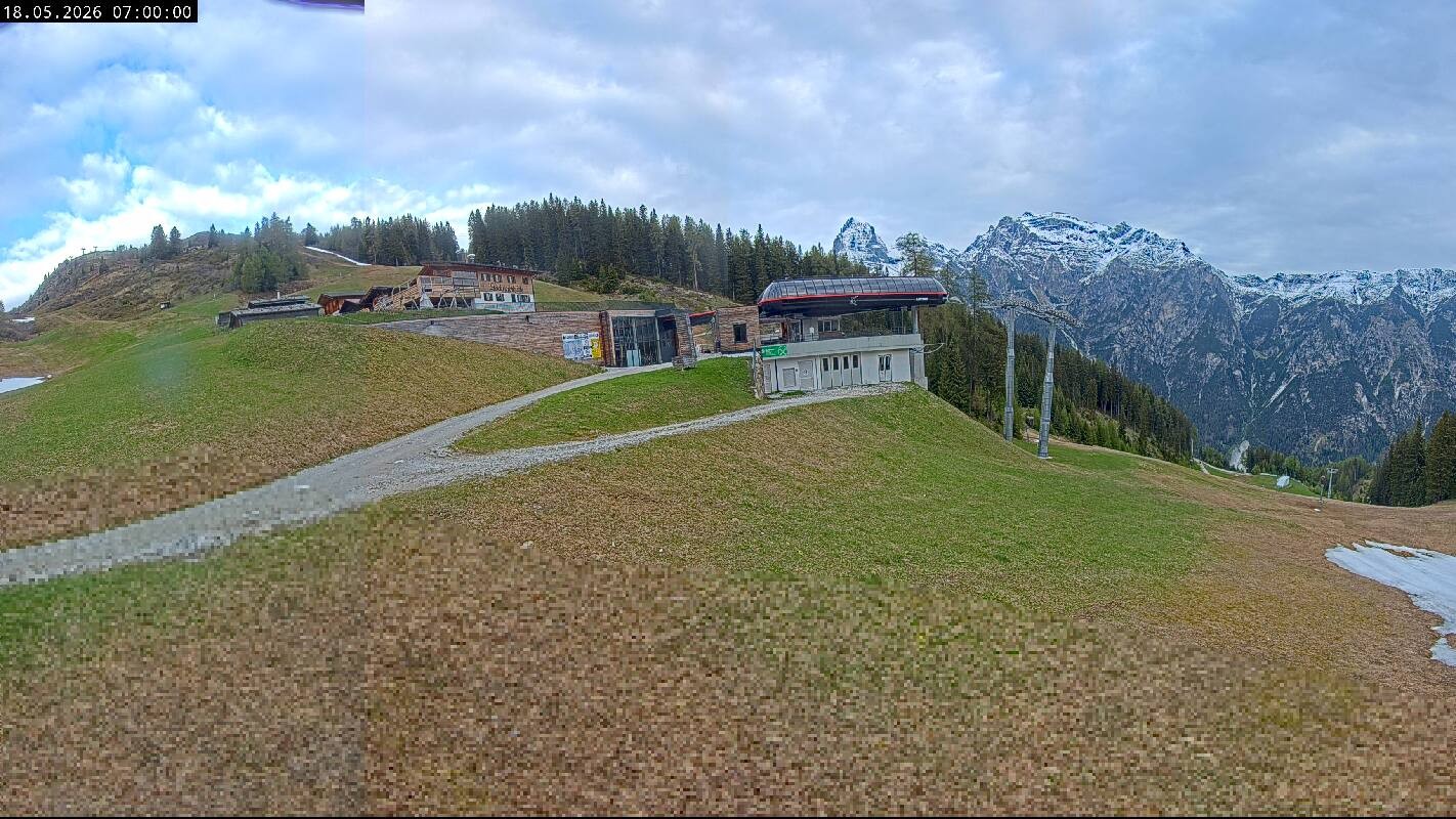 Archiv Foto Webcam Ladurns Gondelbahn Bergstation