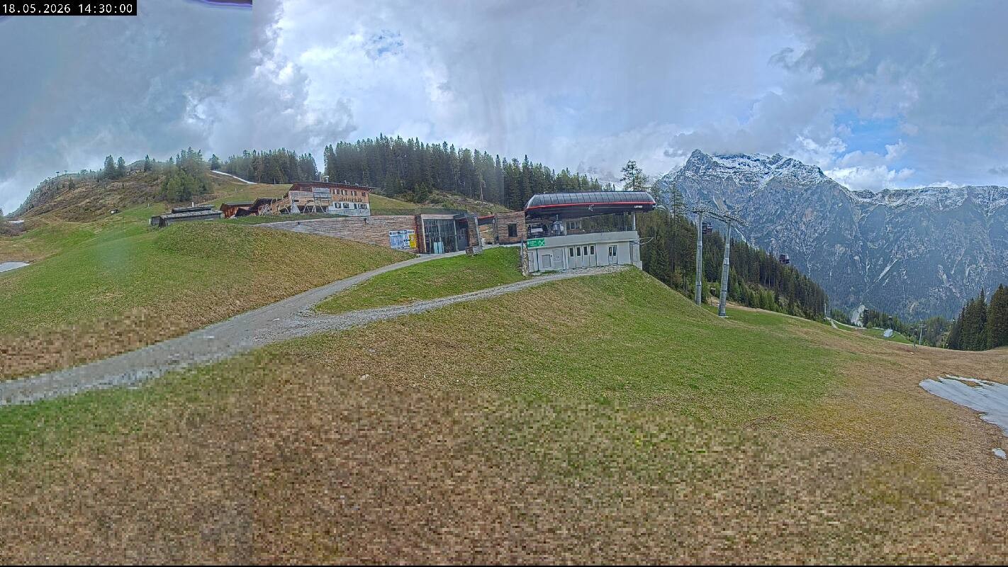 Archiv Foto Webcam Ladurns Gondelbahn Bergstation