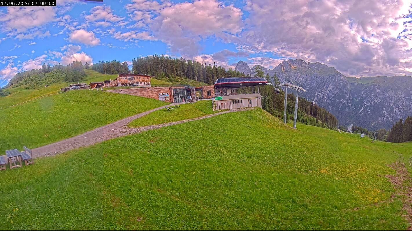 Archiv Foto Webcam Ladurns Gondelbahn Bergstation