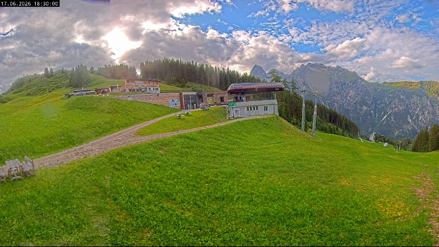 Archiv Foto Webcam Ladurns Gondelbahn Bergstation