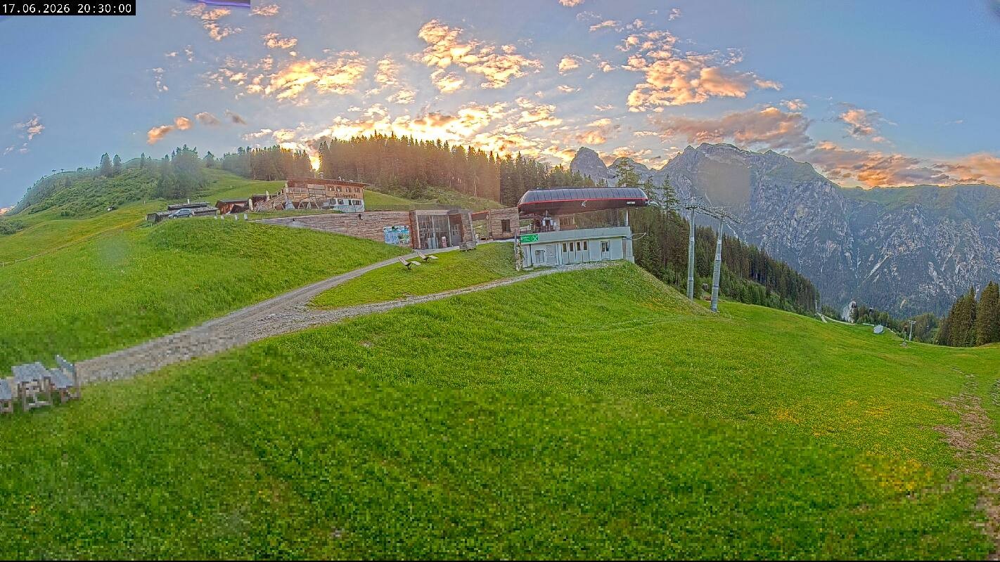 Archiv Foto Webcam Ladurns Gondelbahn Bergstation