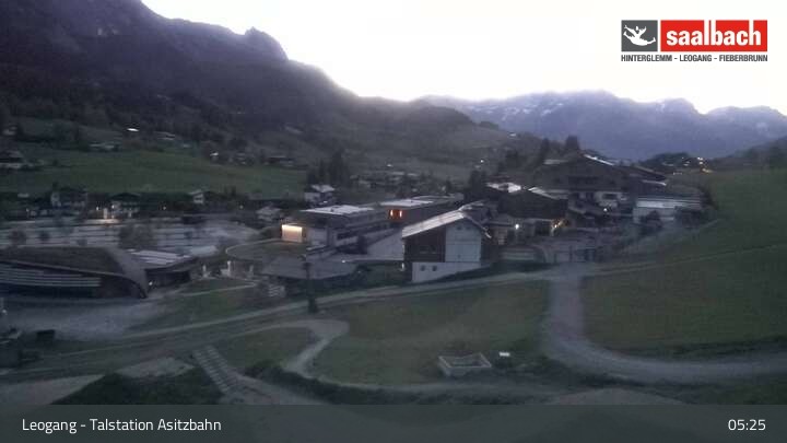 Archived image Webcam Asitzbahn Base Station in Leogang