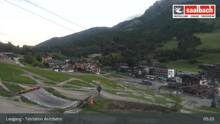 Archived image Webcam Asitzbahn Base Station in Leogang