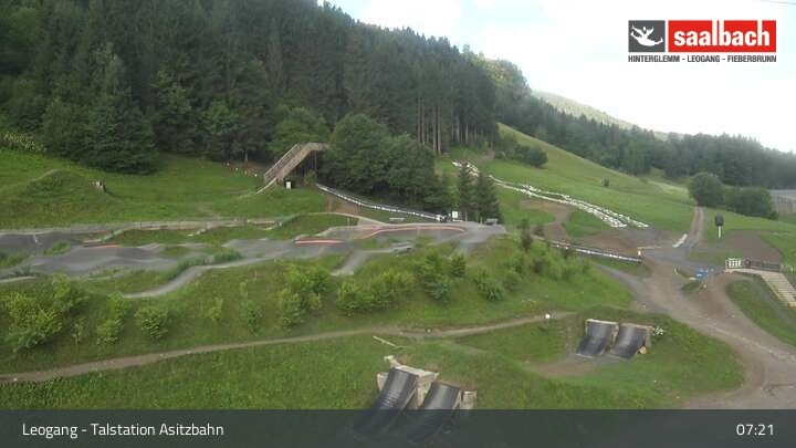 Archived image Webcam Asitzbahn Base Station in Leogang