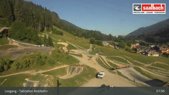 Archived image Webcam Asitzbahn Base Station in Leogang