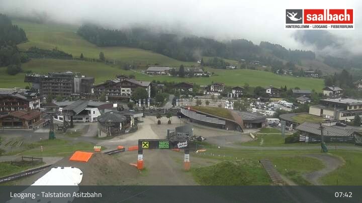 Archived image Webcam Asitzbahn Base Station in Leogang