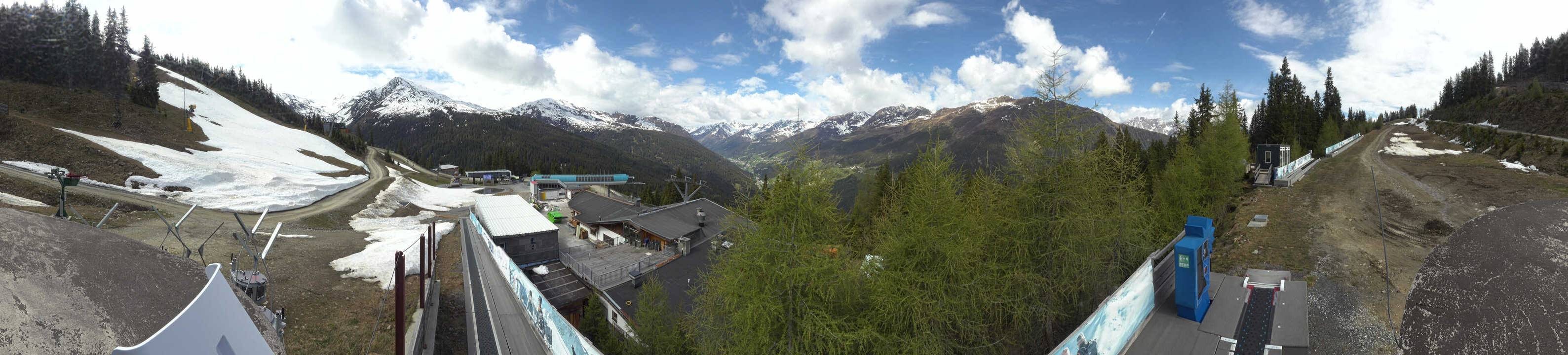Archived image Webcam Bergbahnen See in Tyrol - Medrig Center